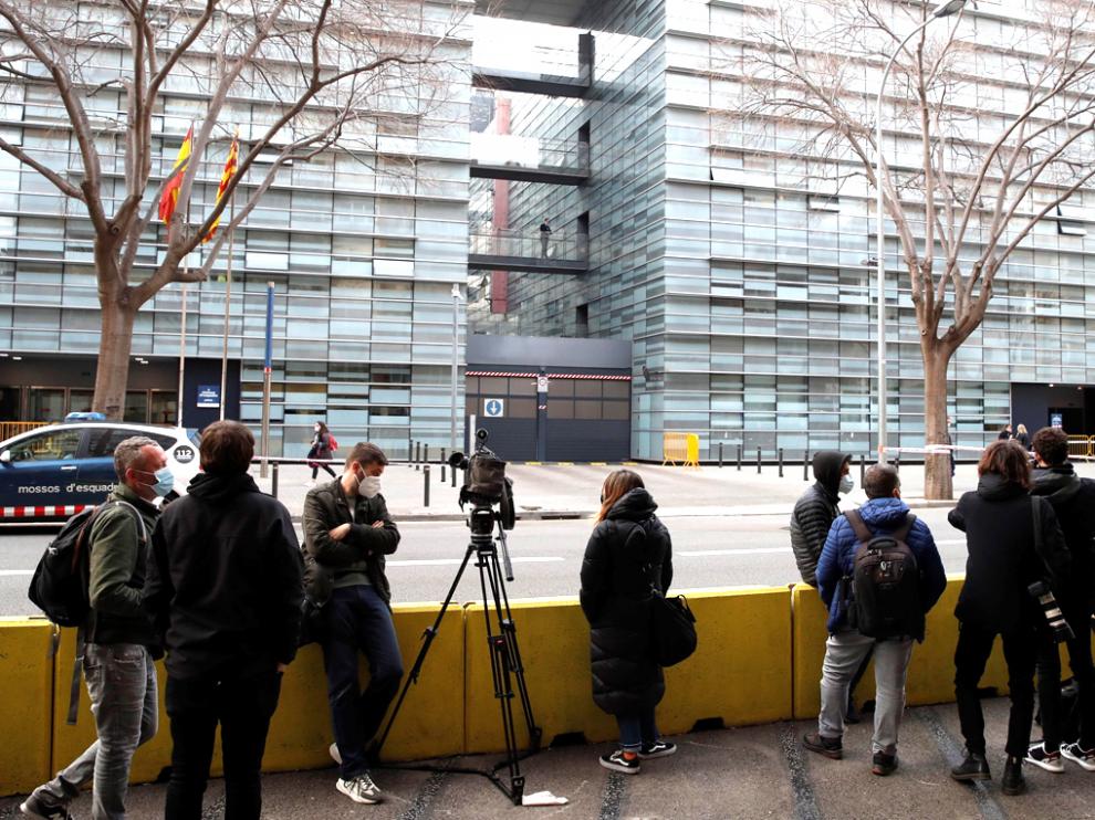 Medios de comunicación frente a la comisaría donde Bartomeu pasó sus primeras horas de detención.