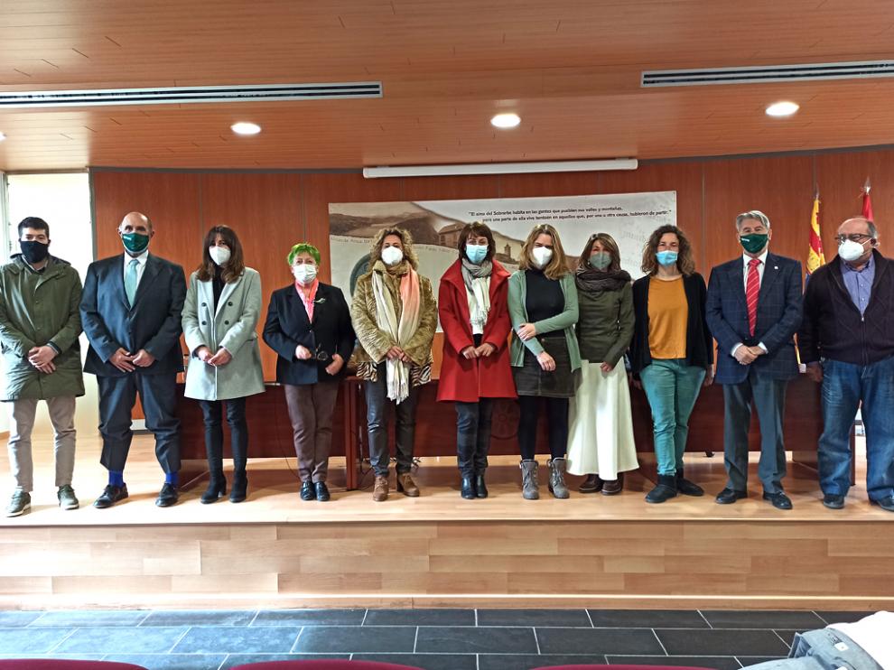 Empresarios, alcaldes del Pirineo y representantes de Ceos-Cepyme, en Boltaña.