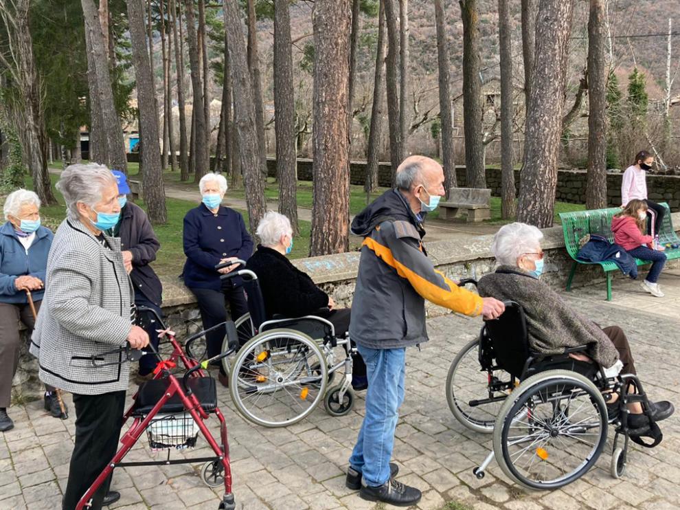 Los usuarios de la residencia de personas Mayores de la Conchada de Biescas en uno de sus paseos al aire libre.
