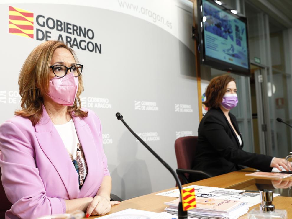 La consejera Mayte Pérez y la directora del Instituto Aragonés de la Mujer, María Goikoetxea.