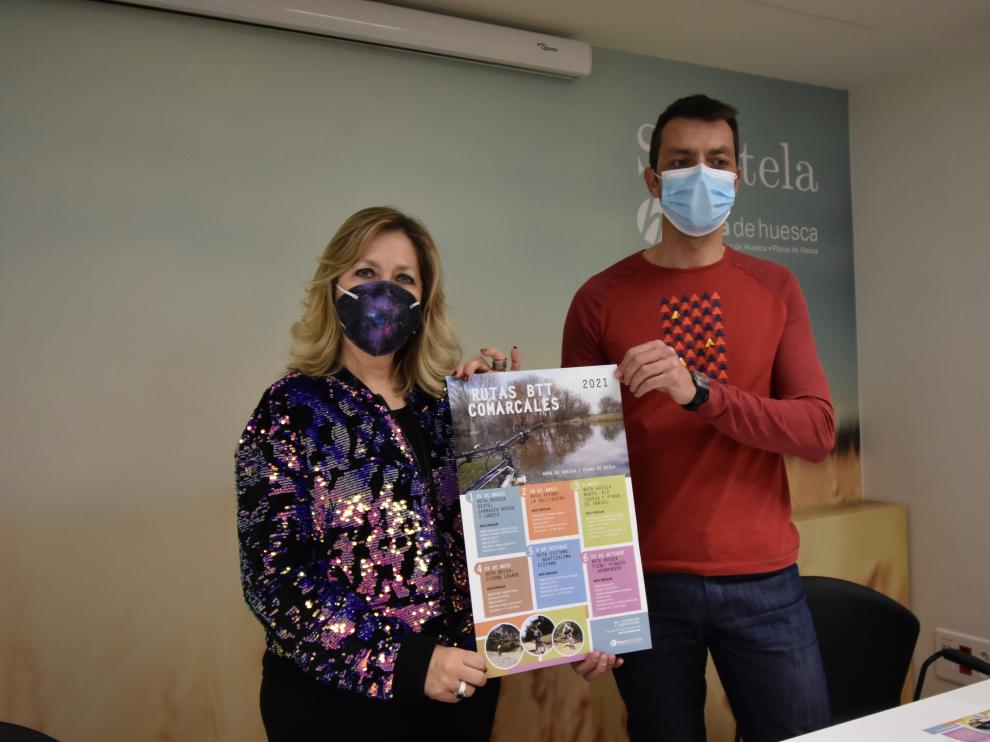 Beatriz Calvo, consejera comarcal, junto a José Manuel González, monitor deportivo.