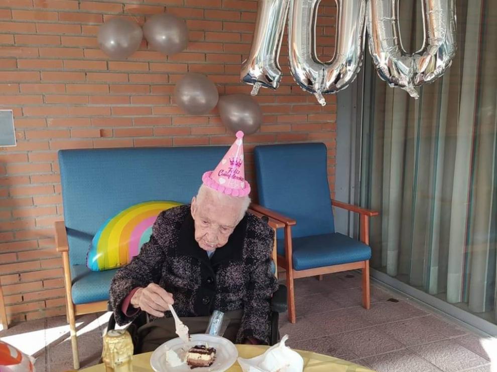 Vicenta Beired en la residencia de personas mayores Alto Gállego el día de su 100 cumpleaños, el 24 de febrero.