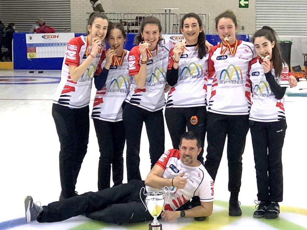 El equipo del Club Hielo Pirineo, con su medalla en la edición del pasado año.