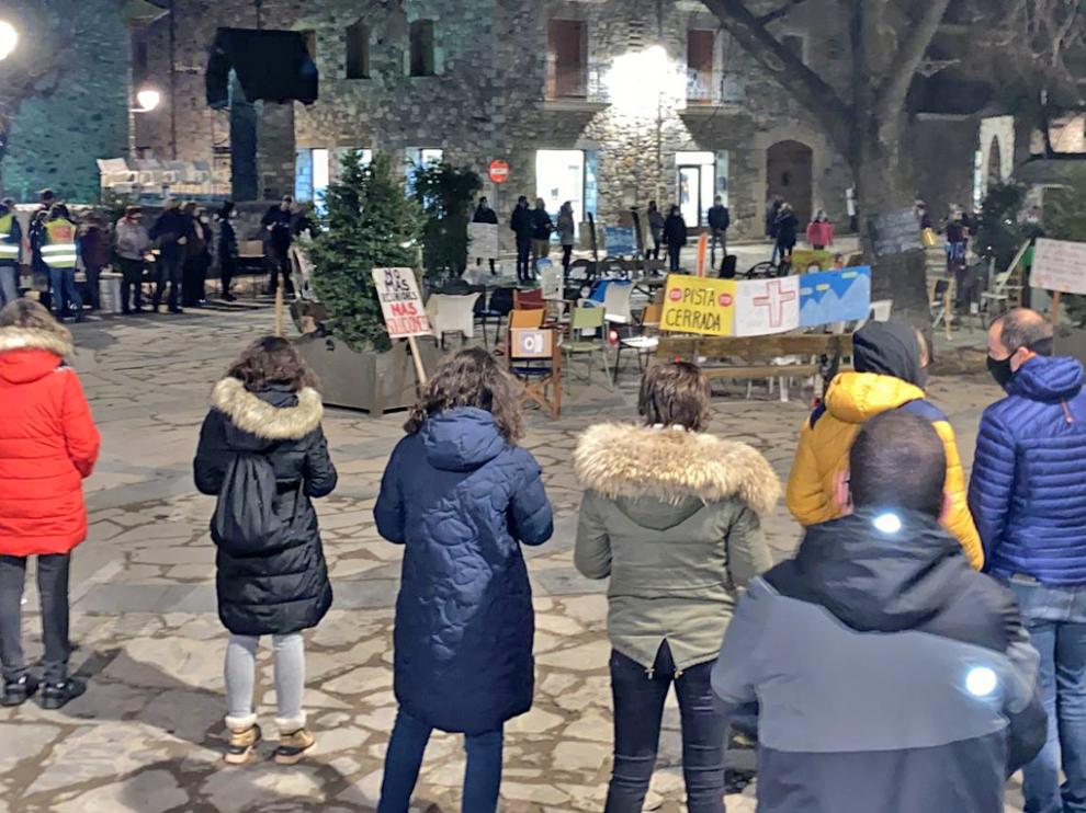Imagen de la concentración de anoche en la plaza del Ayuntamiento de Benasque.