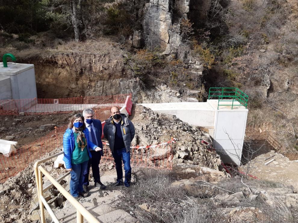 María Dolores Pascual y Joaquín Olona, han visitad las obras de derivación de aguas del barranco de Bailín.