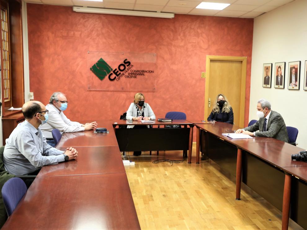 El Ayuntamiento de Huesca, Ceos-Cepyme Huesca y la Asociación de Comerciantes de Huesca, reunidos esta mañana.