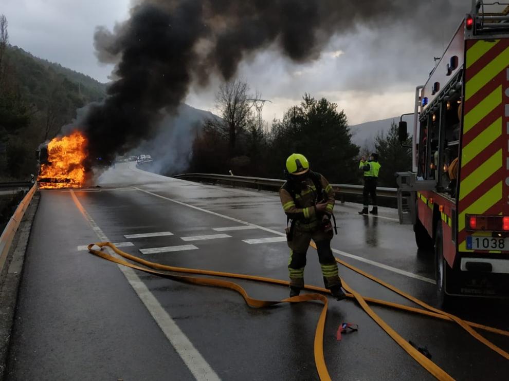 Imagen del camión en llamas y los bomberos dispuestos a sofocar el fuego.