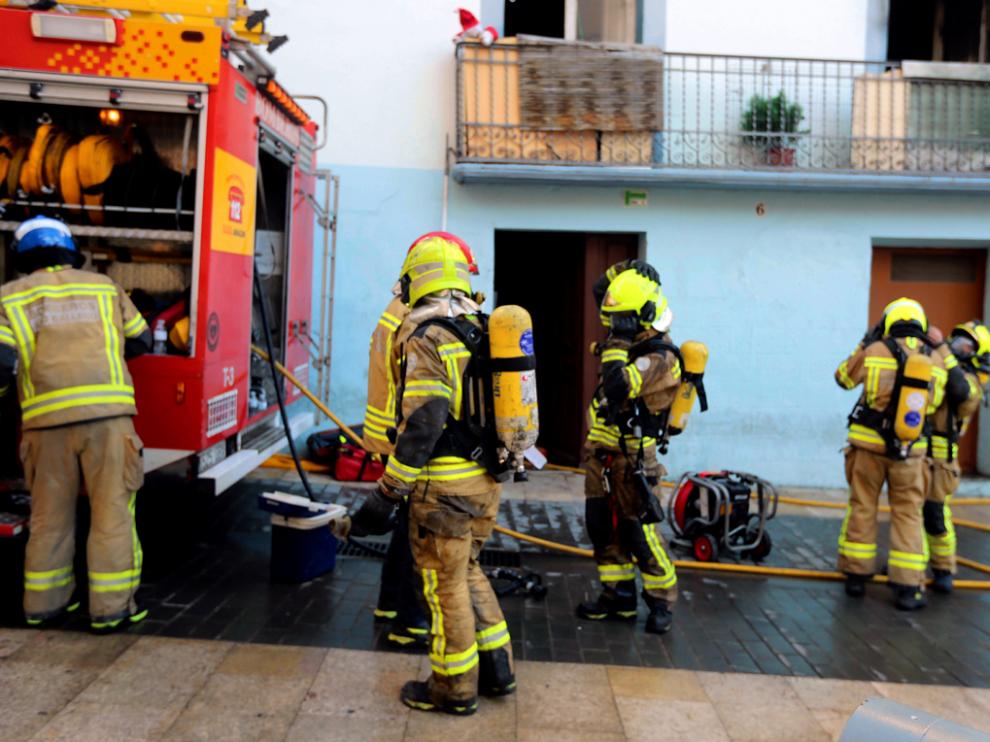 Bomberos en el incendio de una vivienda en la travesía Mozárabes de Huesca.