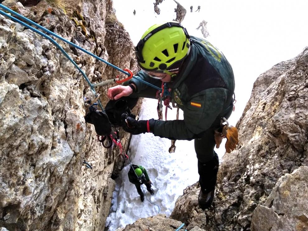 Para acceder hasta el nido los especialistas de montaña tuvieron que instalar anclajes en la pared.