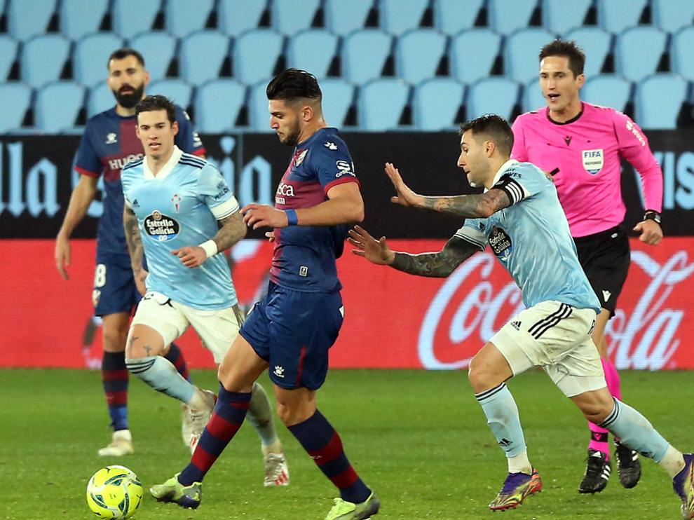 Rafa Mir, presionado por jugadores del Celta en el último partido en el que el Huesca se enfrentó a los vigueses en Balaídos.