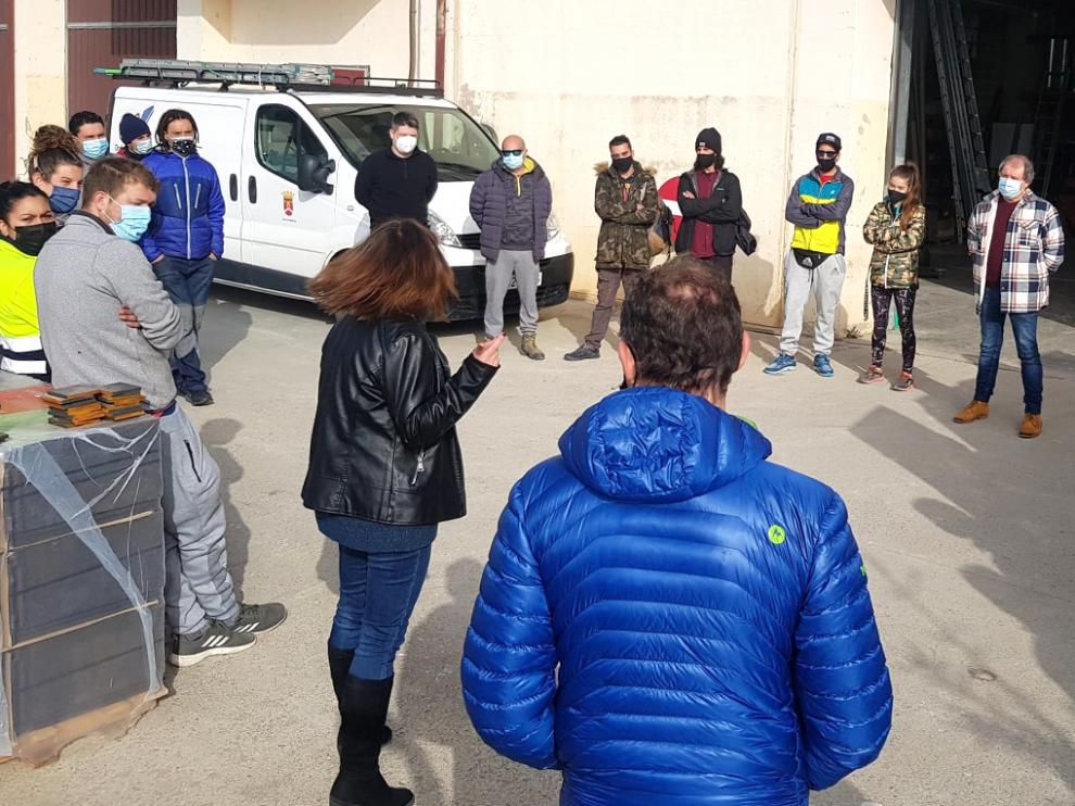 Imagen de la reunión mantenida con los contratados para la Brigada Municipal.