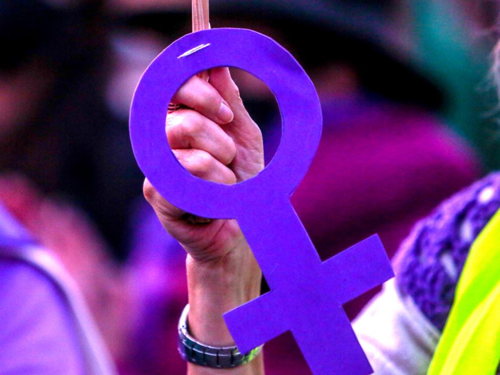 Símbolo feminista durante una marcha feminista en Aluche, Madrid.
