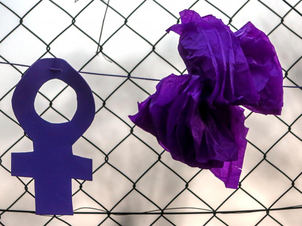 Símbolos feministas durante una marcha y batukada feminista en el CIE de Aluche, en Madrid.