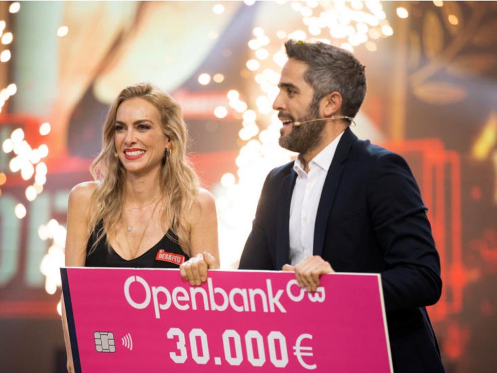 El presentador Roberto Leal entregó el premio a Kira Miró.