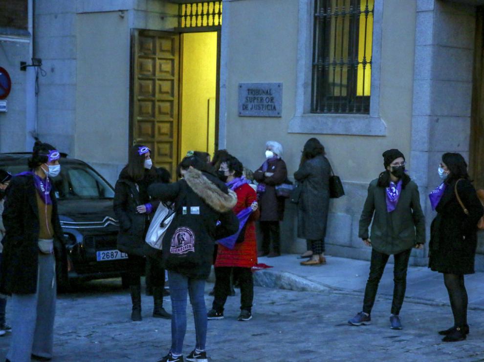 Miembros de colectivos feministas, ayer junto al Tribunal Superior de Justicia de Madrid.
