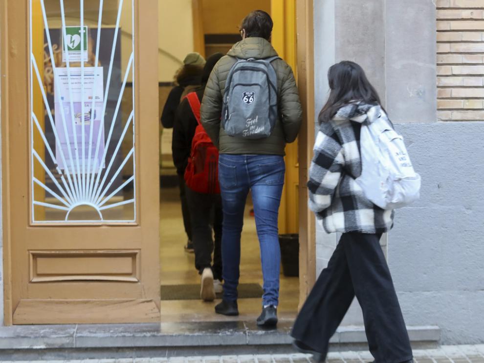 Las carencias de espacio de algunos centros dificultan la prevención contra la covid.