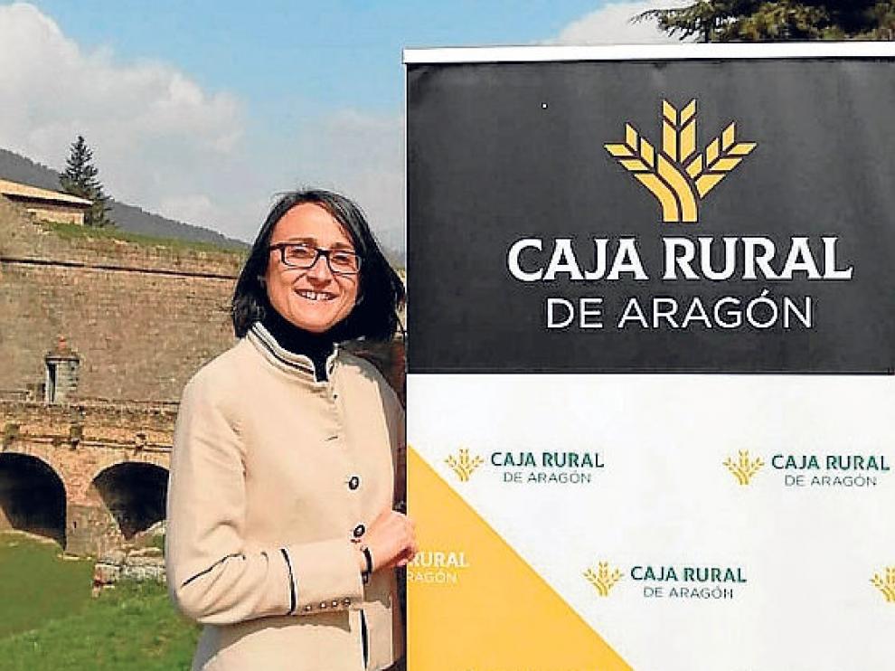 Ainoa de los Frailes trabaja en la oficina de Caja Rural en Jaca, lo que le permite vivir en su pueblo, en Oliván.
