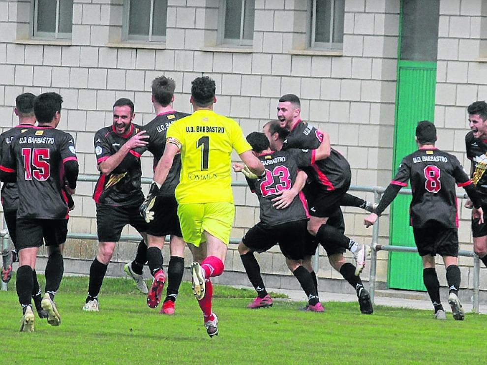 Los jugadores del Barbastro celebran el gol de la victoria de Perso en los minutos finales del partido.