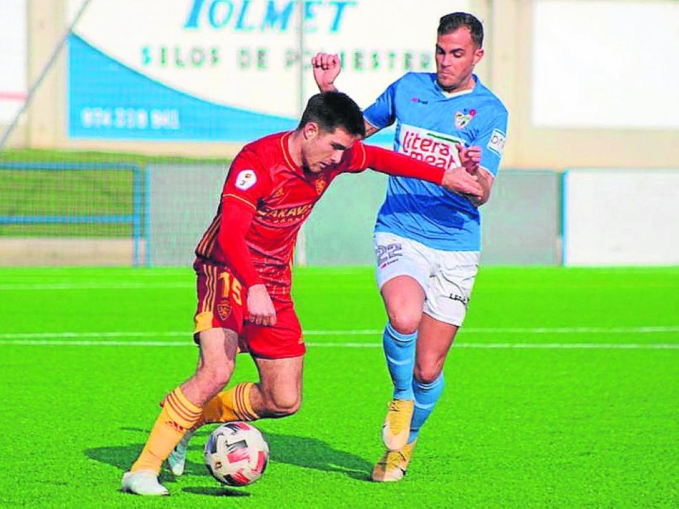 El delantero binefarense Imaz presiona al jugador del filial zaragocista Esteban en el partido de ayer.