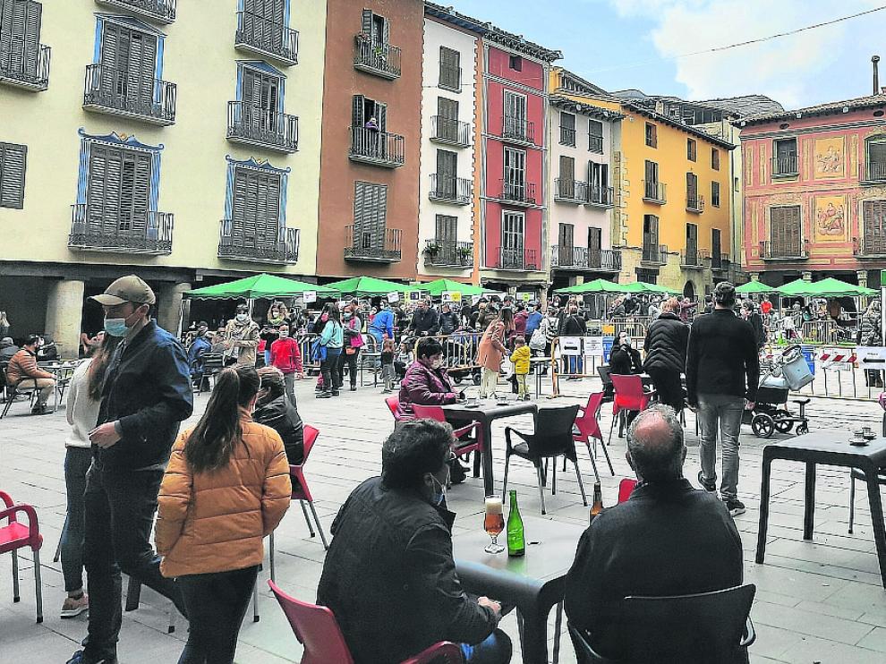 Ambiente en la plaza Mayor de Graus ayer con motivo del Ribagorza Outlet de invierno.