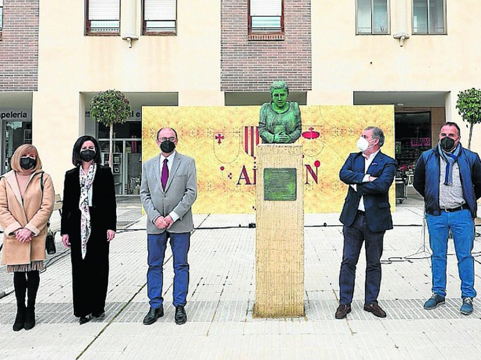 Lambán, junto al resto de autoridades, en el homenaje a María Domínguez, ayer en Ejea.