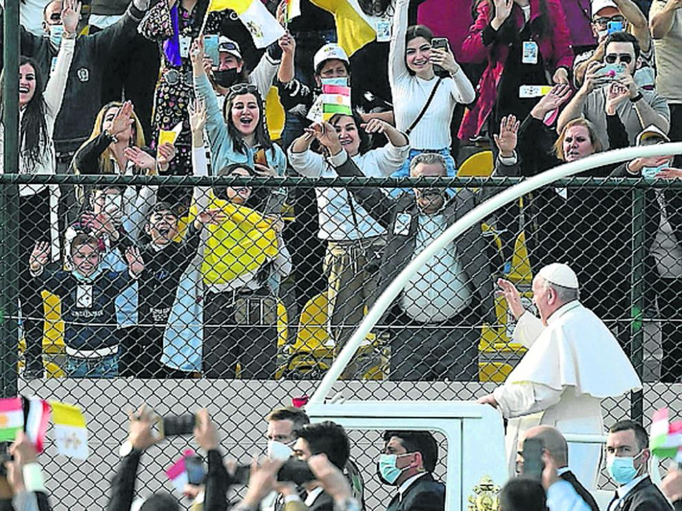 Ebril (Iraq), 07/03/2021.- Pope Francis (R) waves to faithful from the Papal Mobil as he arrives to celebrate the Holy Mass at the 'Franso Hariri' Stadium in Erbil, Iraq, 07 March 2021. Pope Francis began on 05 March a three-day official visit in Iraq, the first papal visit to this country affected throughout the years by war, insecurity and lately COVID-19 Coronavirus pandemic. (Papa) EFE/EPA/VATICAN MEDIA HANDOUT HANDOUT EDITORIAL USE ONLY/NO SALES Pope Francis first visit to Iraq