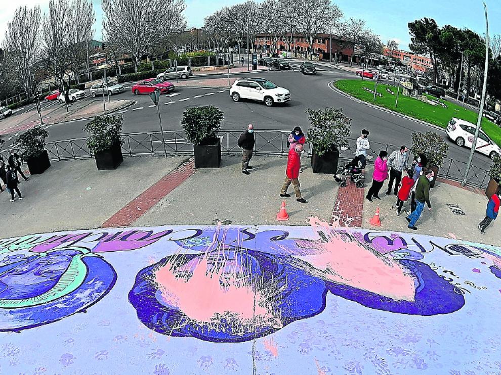 Pintadas realizadas en el mural feminista de Alcalá de Henares.