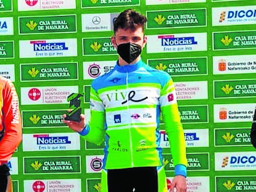 Rafael López, del Vive Huesca, en el centro de podio tras ganar la Copa Caja Rural BTT.