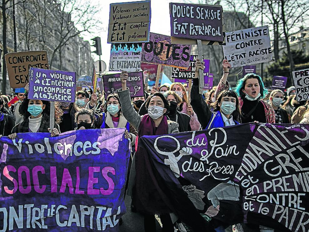 Paris (France), 08/03/2021.- Protesters and activists march during the International Women's Day in Paris, France, 08 March 2021. International Women's Day (IWD) is a global day that celebrates women's achievements in socially, economically, culturally and politically and also an invitation for all elements of society to accelerate gender equality. (Protestas, Francia) EFE/EPA/IAN LANGSDON International Women's Day demonstration in Paris