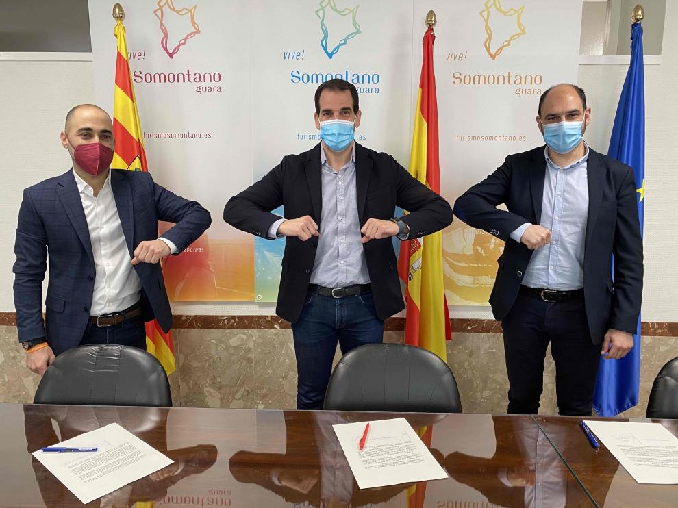 Luis Domínguez, Daniel Gracia y Fernando Torres en la firma del convenio el pasado lunes.