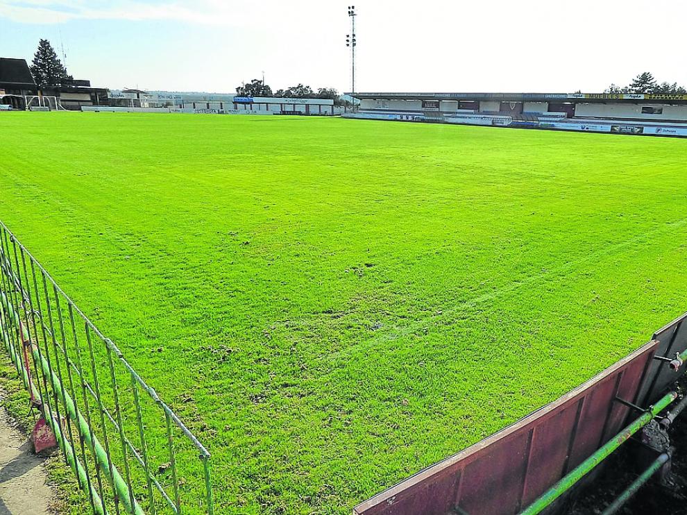 Campo de hierba del estadio municipal de Barbastro.