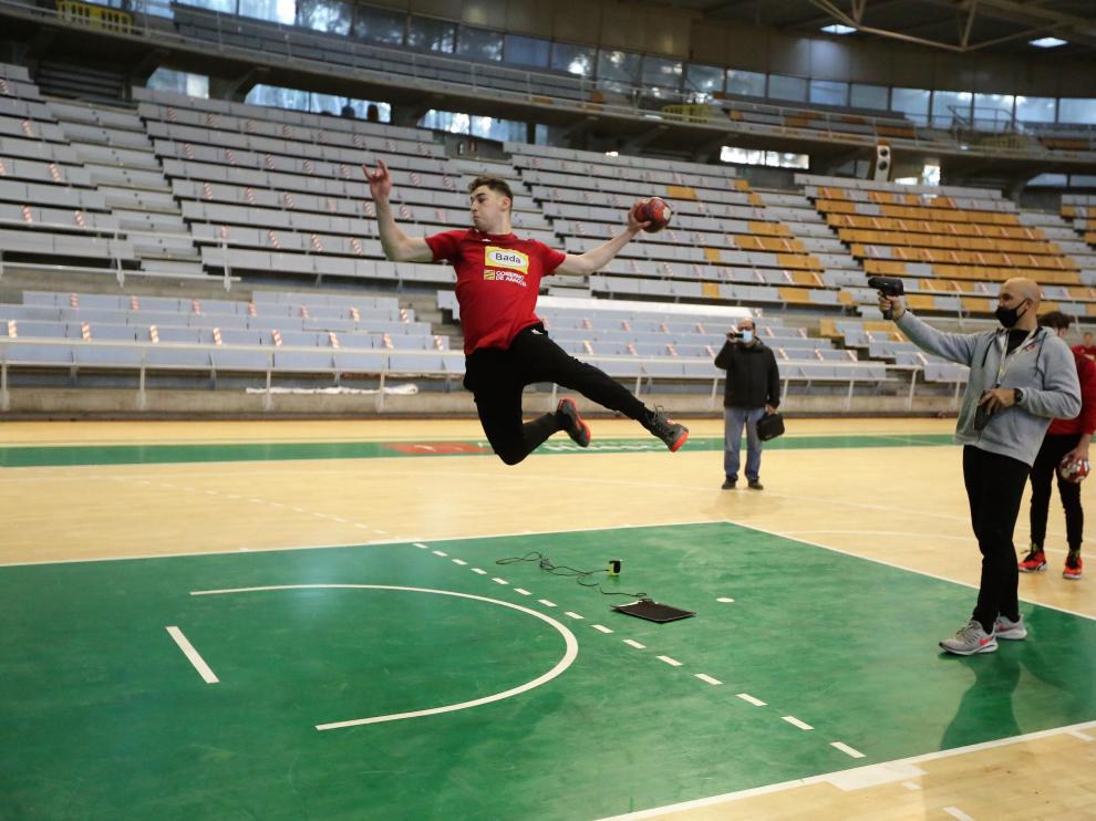 Demetrio Lozano, con una pistola radar para medir la velocidad de lanzamiento de los jugadores