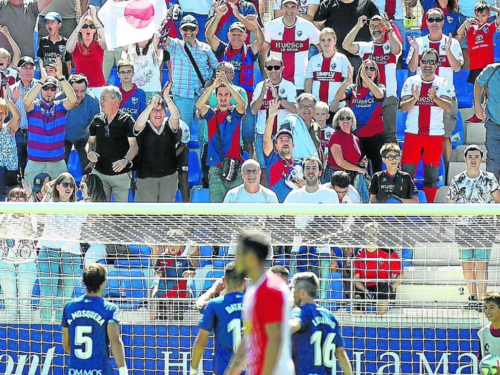 Imagen de archivo del partido entre el Huesca y el Sporting aprincipios de la temporada pasada.