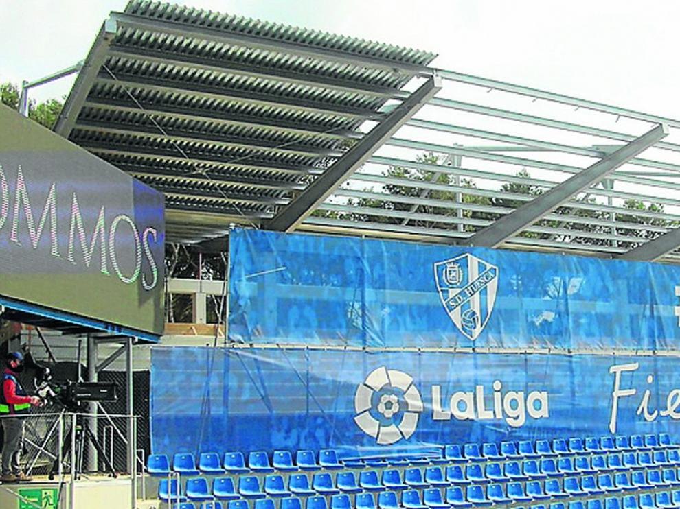 El pasado domingo ya se podían contemplar las seis vigas en la tribuna, donde se ha empezado a colocar la cubierta.