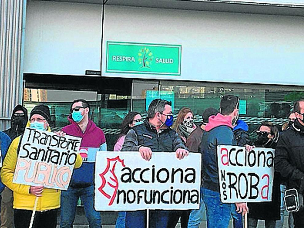 Los trabajadores se concentraron en la sede del 061 -en la foto- y ante la gerencia del Salud.