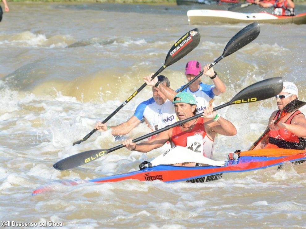 Piragüistas realizando el descenso del Río Cinca en la vigésimo segunda edición.