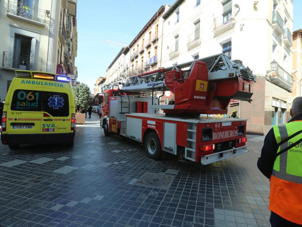 Bomberos en una intervención en el Coso Bajo de Huesca