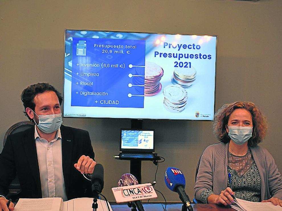 Isaac Claver, alcalde de Monzón, junto a Marta Montaner, concejala de Hacienda.