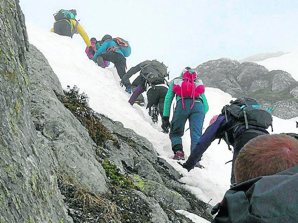 Una de las imágenes en las que se ve el esfuerzo de los montañeros en la ascensión.