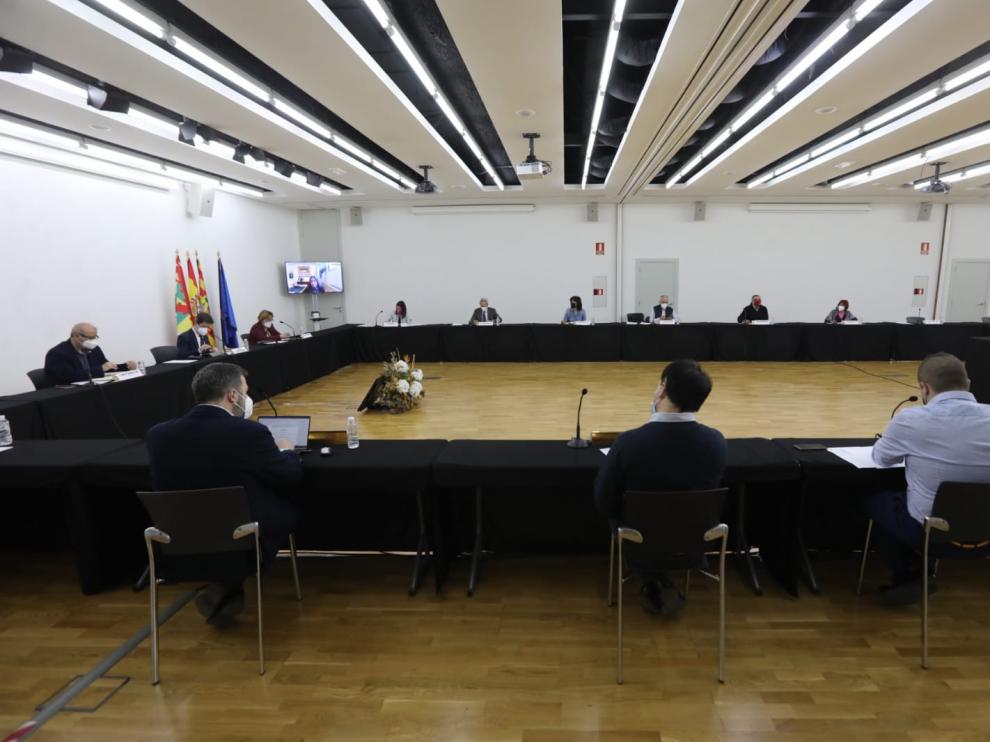 Los integrantes de la mesa de diálogo durante la reunión de este jueves