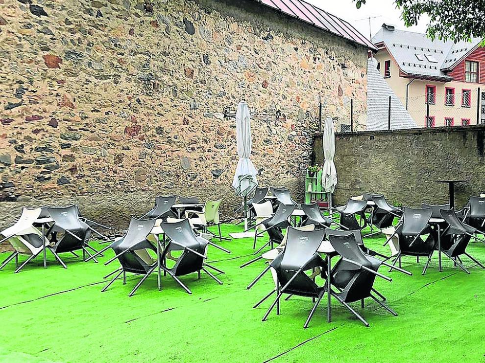 Foto tomada ayer de la terraza del bar restaurante Sarrio de Sallent, preparada para recibir a los visitantes.