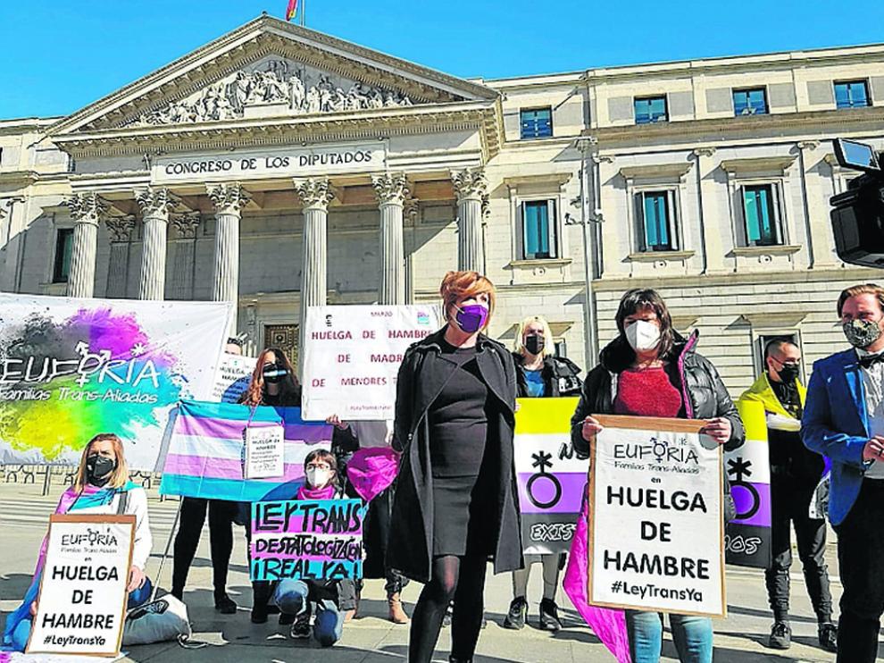 Natalia Aventín (en primer plano a la derecha) y 70 personas más han iniciado una huelga de hambre.