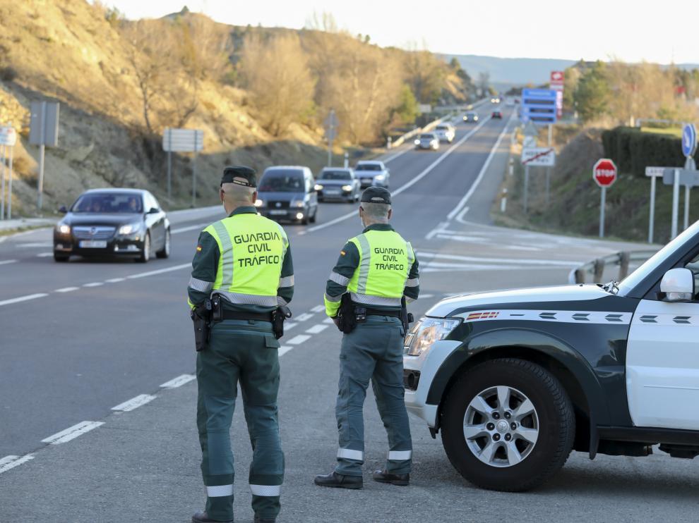 Dos agentes vigilan la circulación de vehículos por la N-330, a la altura del Hostal de Ipiés