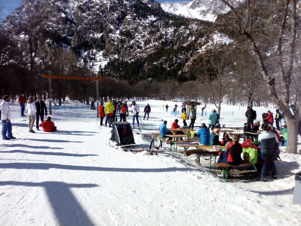 Mucha gente en el Espacio Nordico del Balneario de Panticosa este sabado