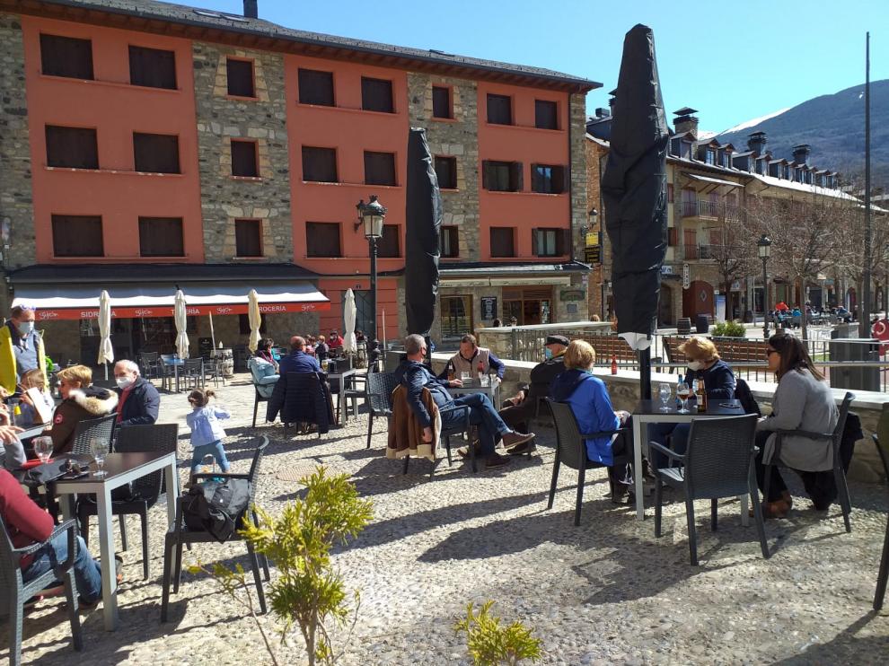 Turistas en Benasque este sábado