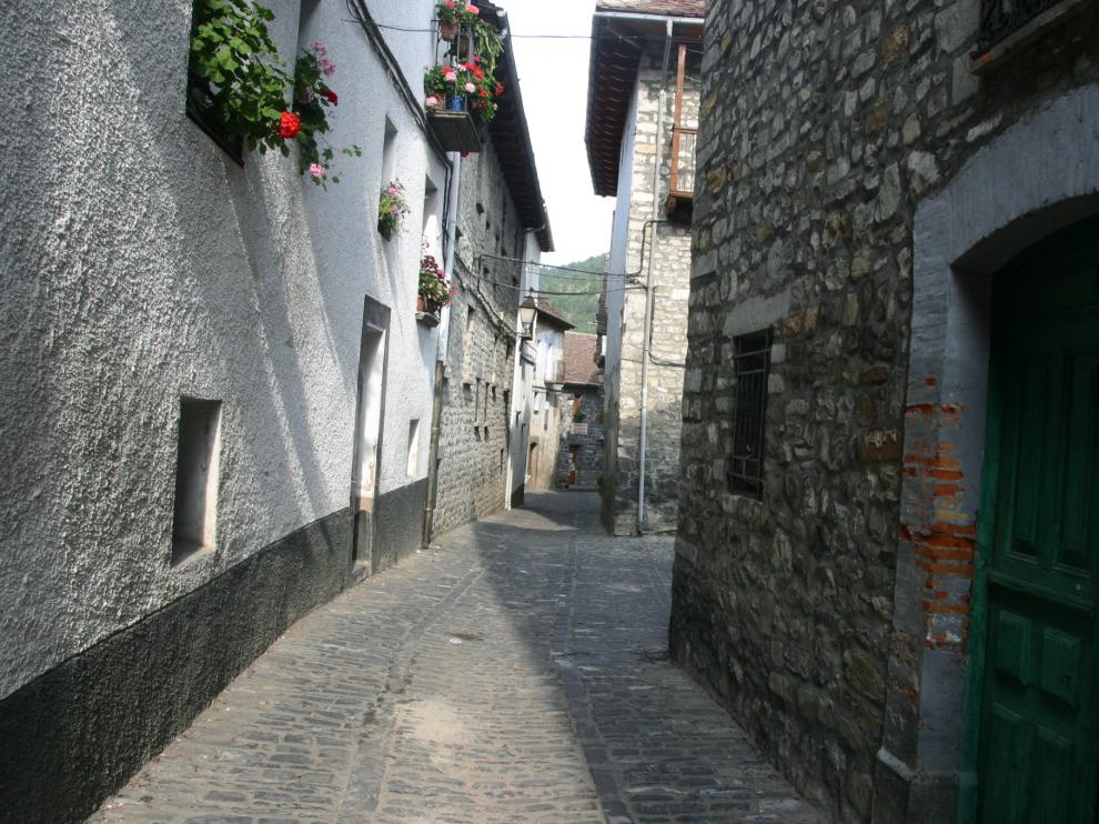 Vista de un calle de Ansó.