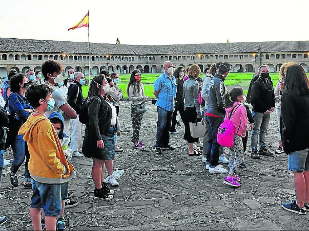 Un grupo de visitantes recorre el patio de armas de la Ciudadela.