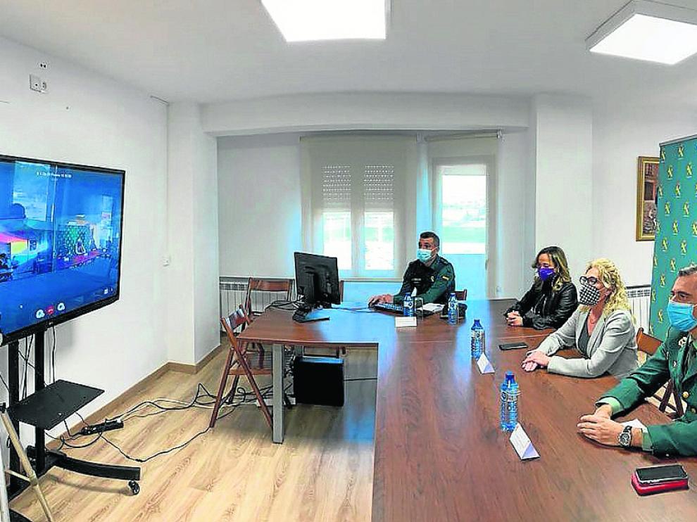 El teniente Alejandro Bernués, a la izquierda, impartiendo la charla vía streaming.