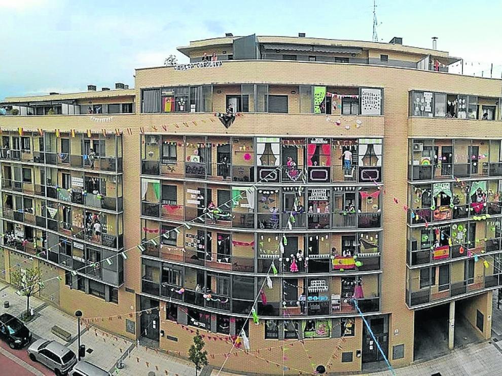 Todos los balcones del edificio se engalanaron para celebrar su propia Feria de Abril.