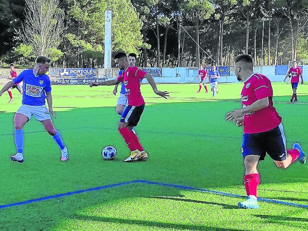 Leo, que realizó una gran actuación en el partido de ayer, espera el pase de Jorge en una jugada de la primera mitad.